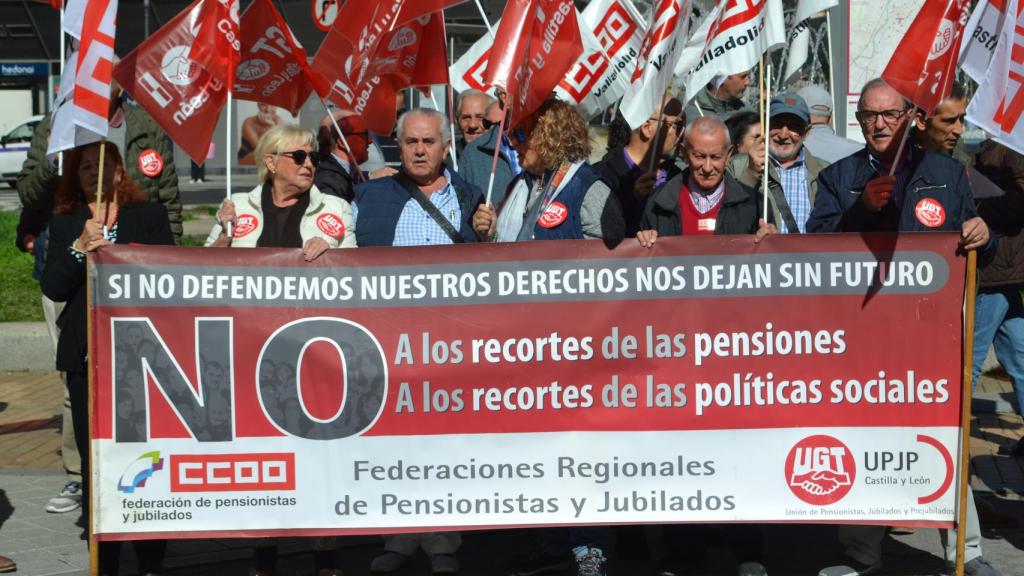 Varios pensionistas manifestándose en la Plaza Madrid, ubicada en Valladolid