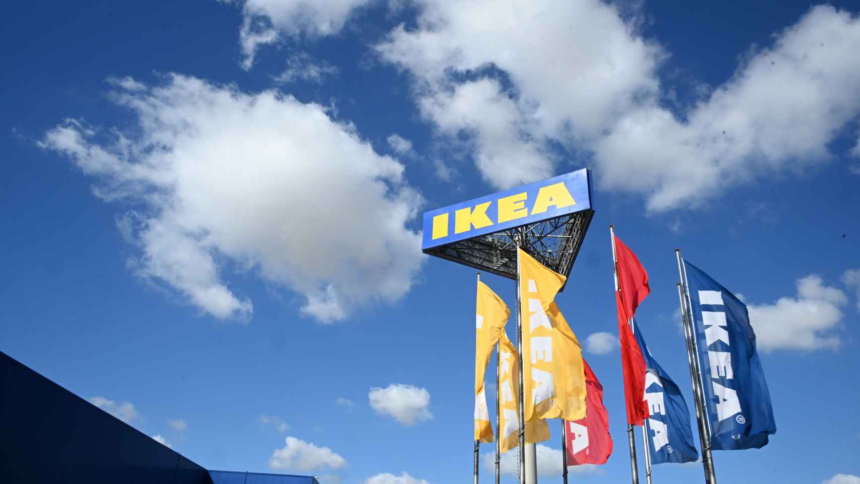 Banderas a la entrada de uno de los centros de Ikea.