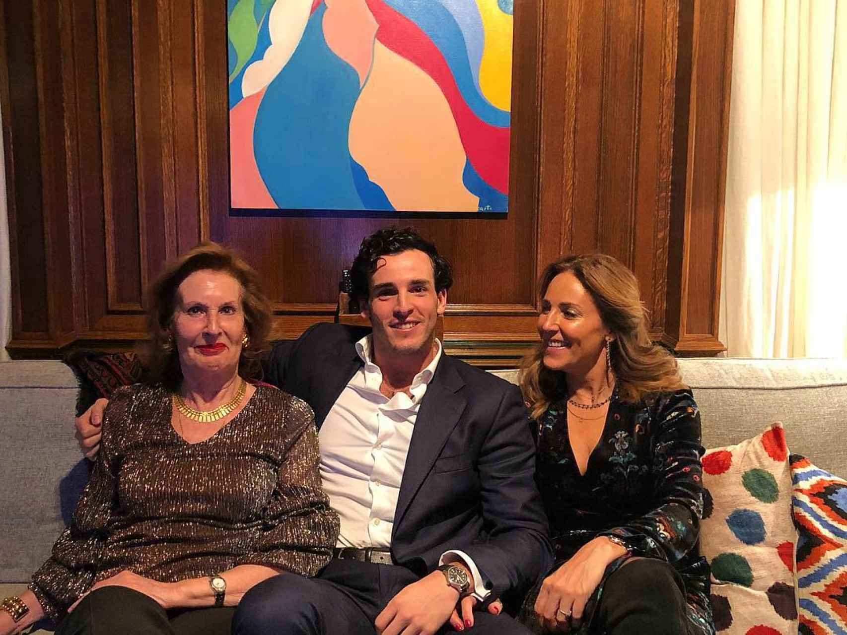 Íñigo Onieva junto a su madre, Carolina, y su abuela, María Eugenia Urrutiaciorraga Ibarra, en la Navidad de 2019.