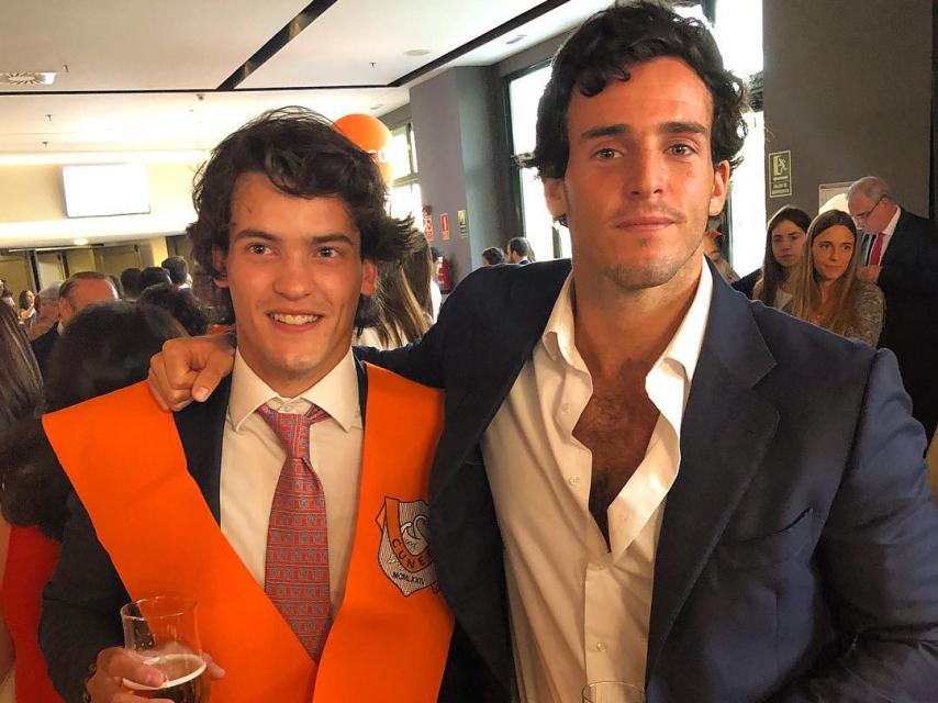 Íñigo Onieva junto a su hermano Jaime en su graduación.