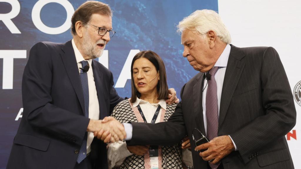 Mariano Rajoy y Felipe González, durante su conversación en el foro La Toja.