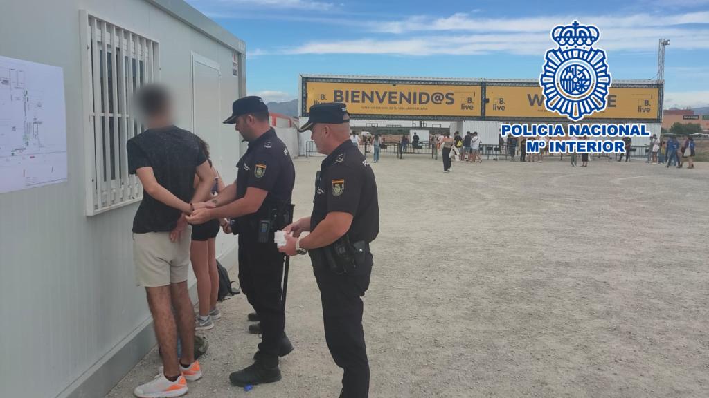 Los dos jóvenes camellos detenidos portaban en sus mochilas éxtasis y hachís listo para vender.