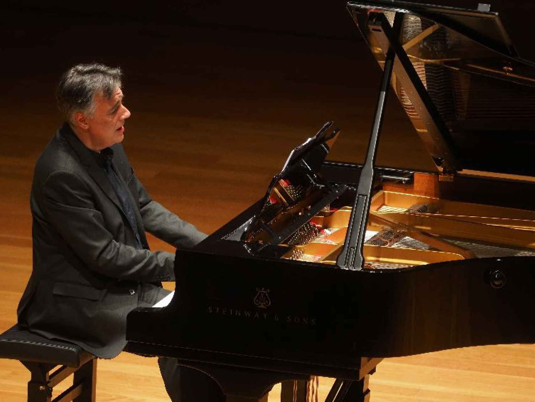 El pianista Diego Fernández durante el recital en recuerdo del escritor José Jiménez Lozano, este viernes.