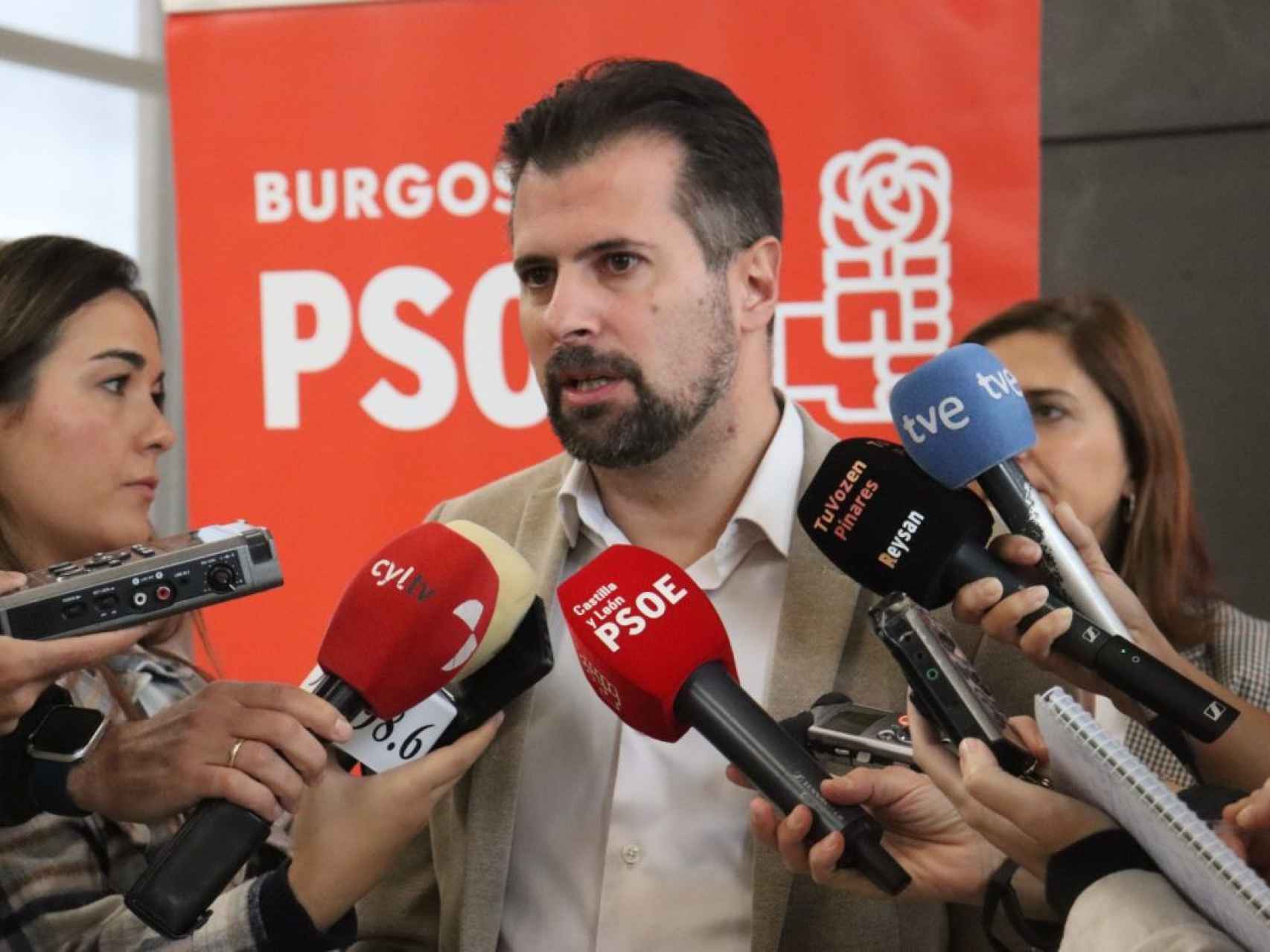 El dirigente socialista, Luis Tudanca, atiende a los medios de comunicación, este viernes en Burgos.