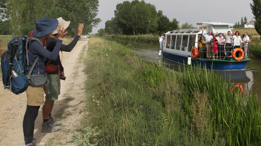 Inauguración del barco 'Juan de Homar' navegando por el Canal de Castilla entre Frómista y Boadilla del Camino en Palencia