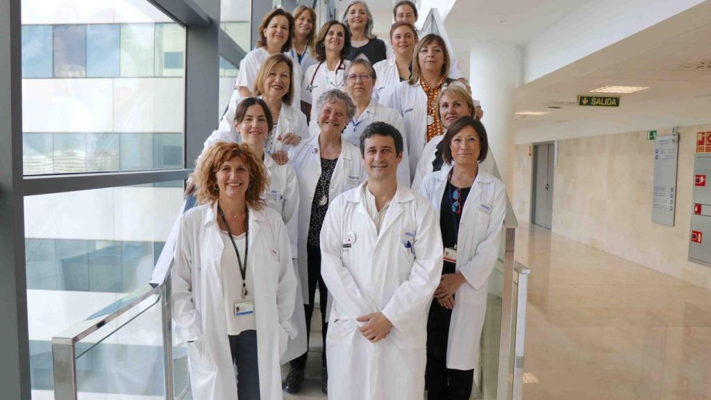 Juan Francisco Vázquez, en primera fila, con su equipo del Hospital La Fe.