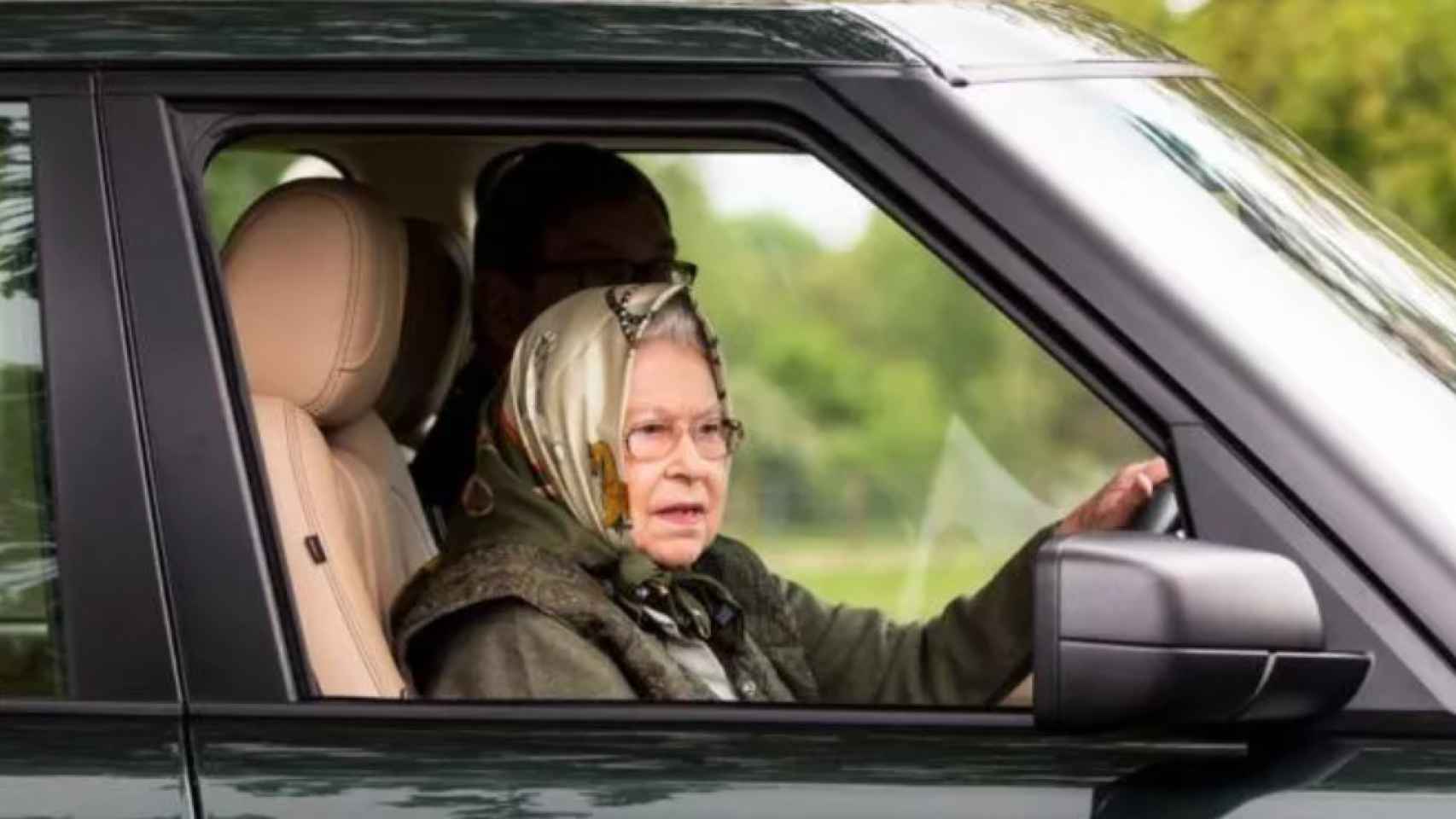 ¿Por qué la reina Isabel II conducía sin tener licencia?