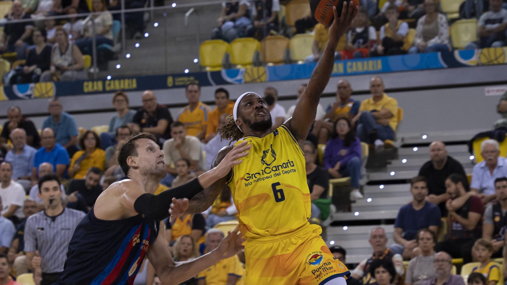 Una acción del choque en el Gran Canaria Arena que ha terminado con derrota para el Barcelona