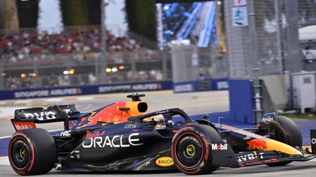 Verstappen, a los mandos de su Red Bull en el circuito de Singapur.