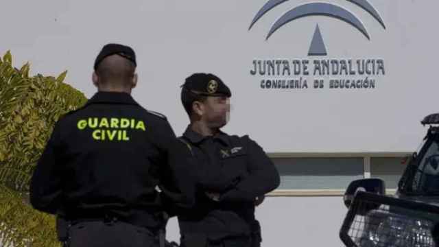 Dos agentes de la Guardia Civil ante la sede de la Consejería de Educación y Empleo durante la etapa del PSOE en una imagen de archivo.