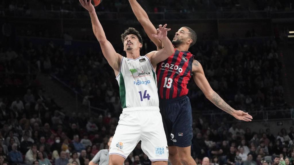 El jugador del Cazoo Baskonia Darius Thompson y el jugador del Unicaja Nihad Djedovic.