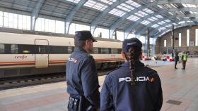 Dos agentes de la Policía Nacional en la estación de tren de A Coruña.