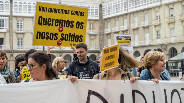 Bibliotecarios afectados se manifiestan en María Pita.