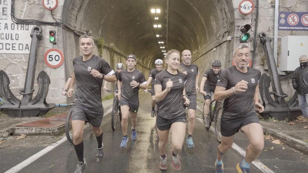 Deportistas en el túnel de A Graña