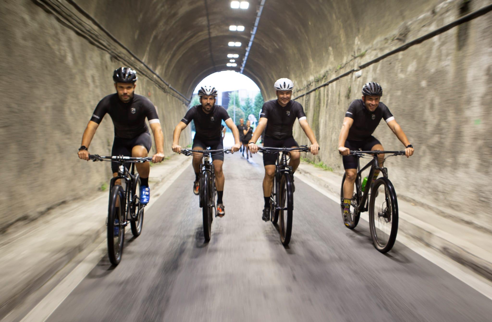 Ciclistas en el túnel de A Graña