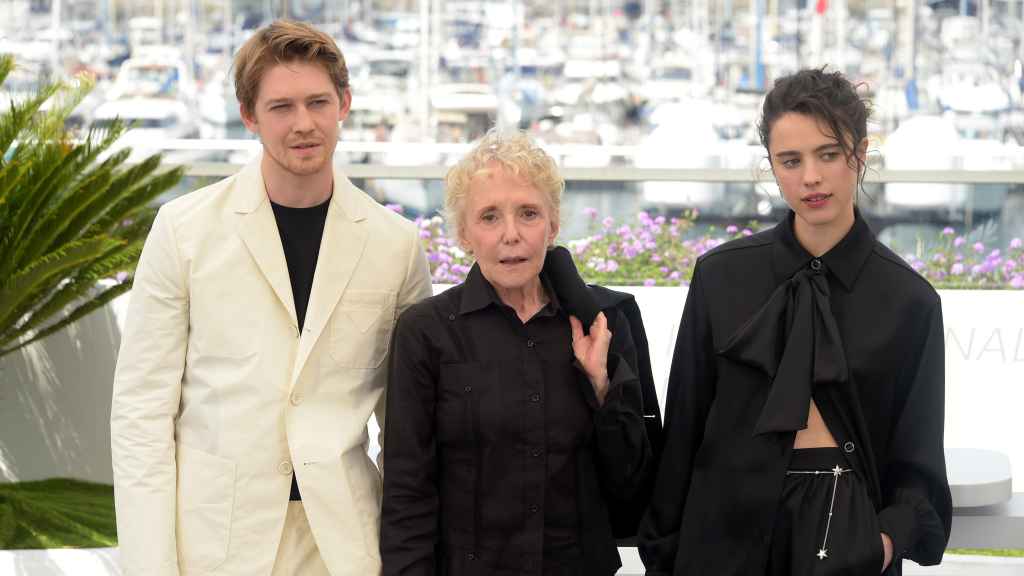 Claire Denis junto a sus actores de 'Stars at Noon', su otra película de 2022.