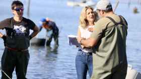 Yolanda Díaz habla con un mariscador en Vilagarcía de Arousa (Pontevedra).