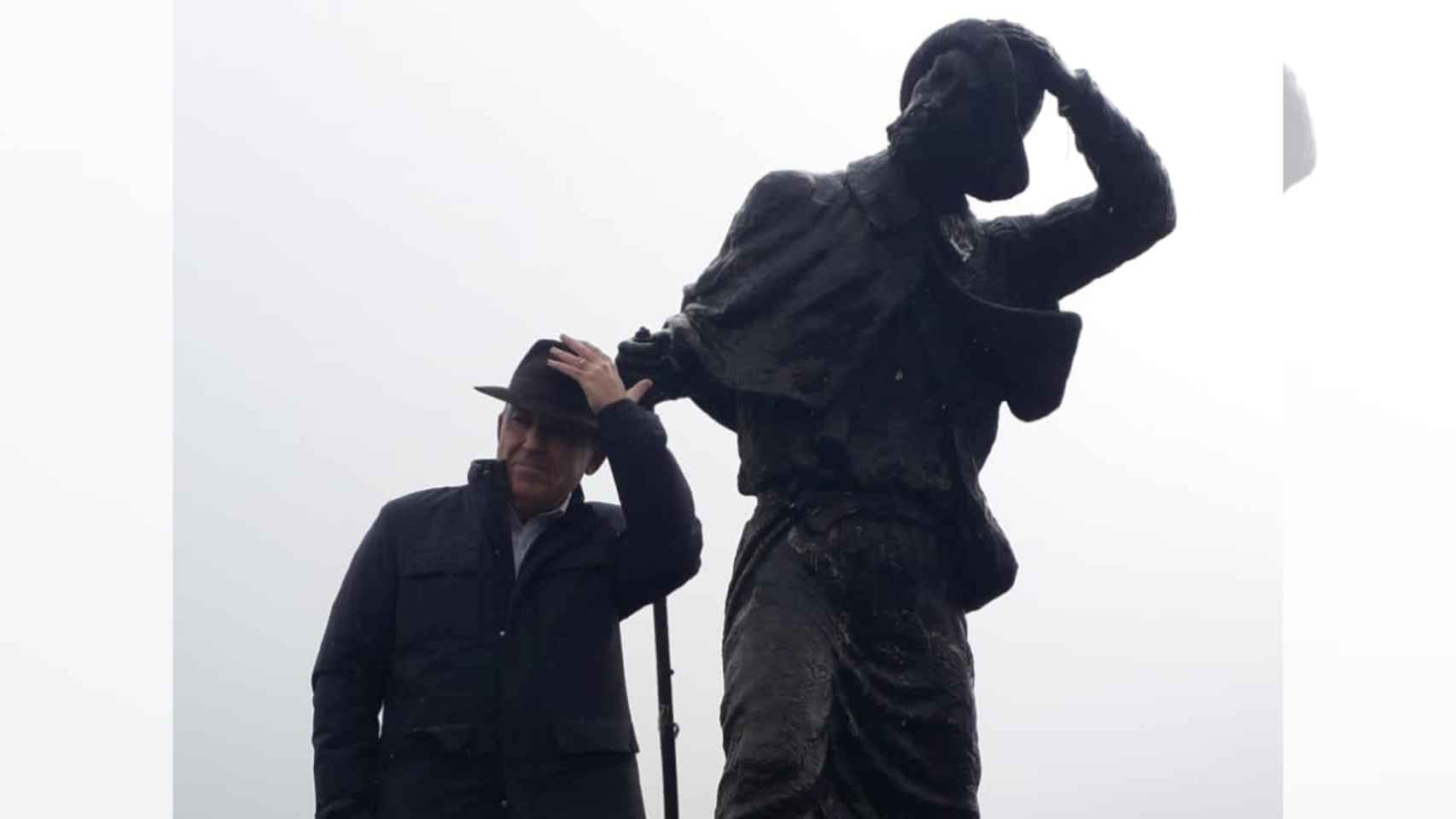 Lorenzo Silva junto al Monumento al Peregrino en Pedrafita do Cebreiro (Lugo).