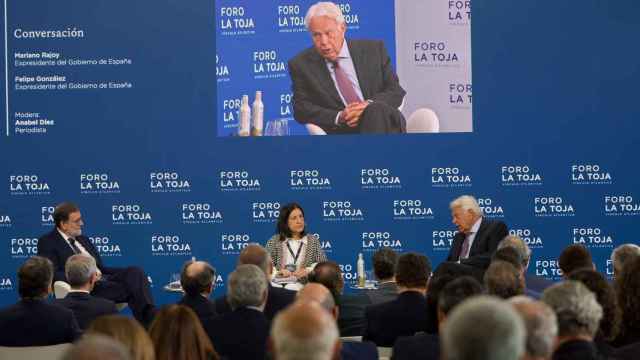 Los expresidentes del Gobierno de España, Mariano Rajoy y Felipe González (i), participan en una conferencia durante el Foro de La Toja.