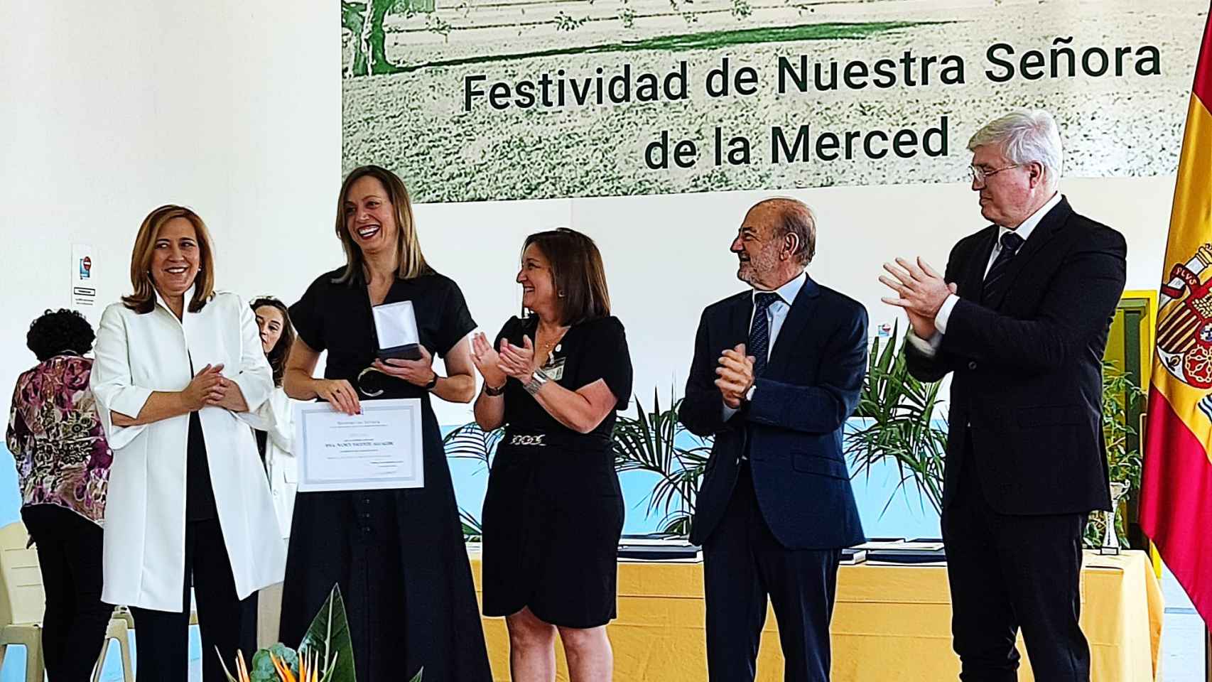 Nancy Vicente recibe el galardón de manos de la directora del Centro Penitenciario Alicante II María Belén López hace dos viernes.