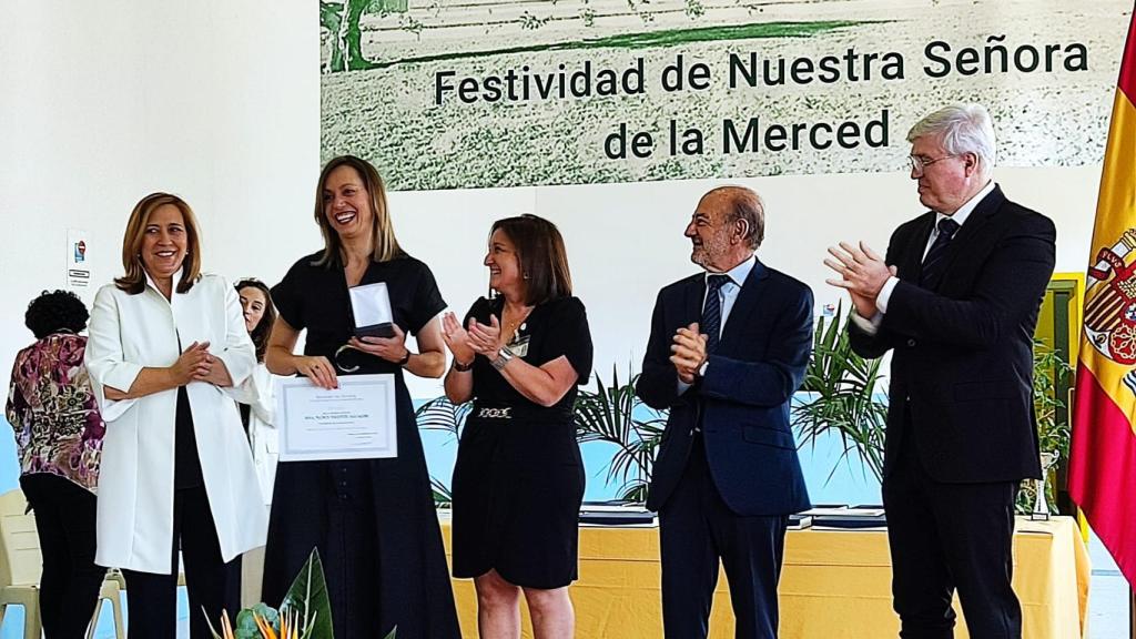 Nancy Vicente recibe el galardón de manos de la directora del Centro Penitenciario Alicante II María Belén López hace dos viernes.