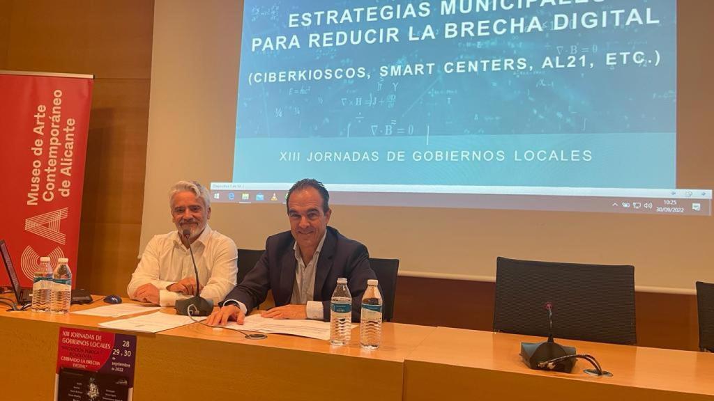 El Ayuntamiento licita la compra de 15 ciberkioscos para acabar con la ‘brecha digital’ en todos los barrios de Alicante