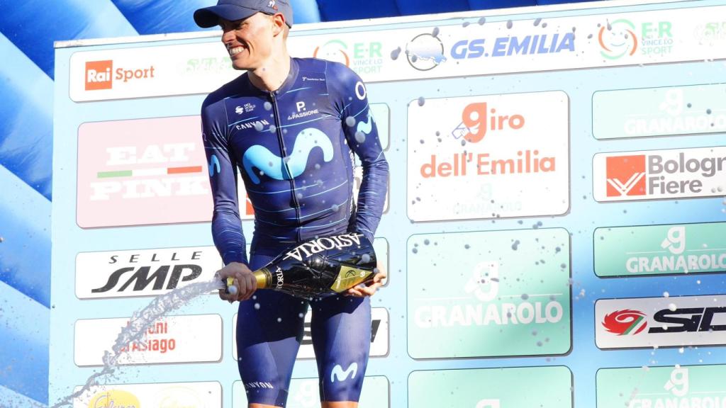 Enric Mas celebra su victoria en el Giro dell'Emilia