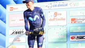 Enric Mas celebra su victoria en el Giro dell'Emilia
