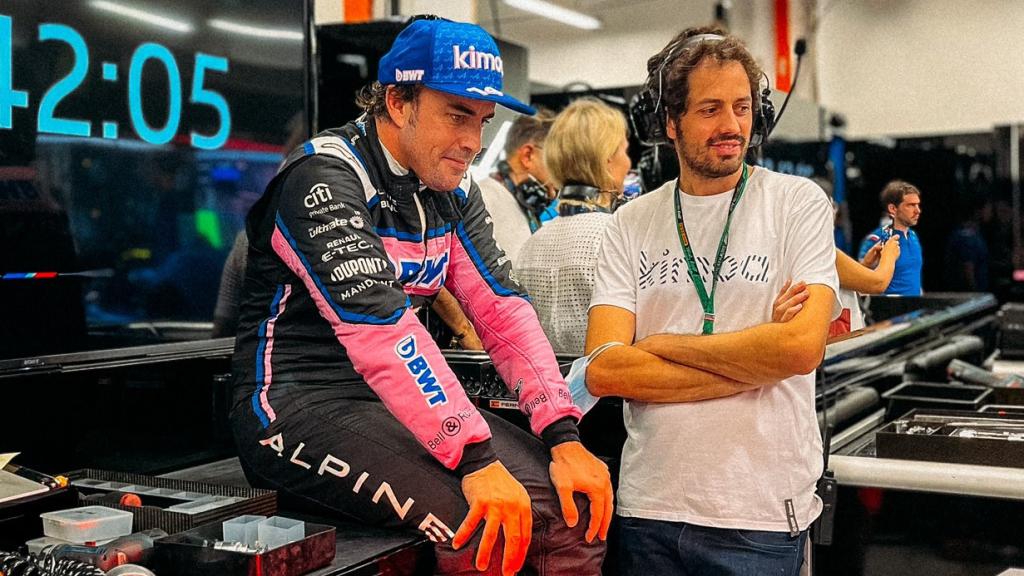 Fernando Alonso en el box de Alpine en el GP de Singapur