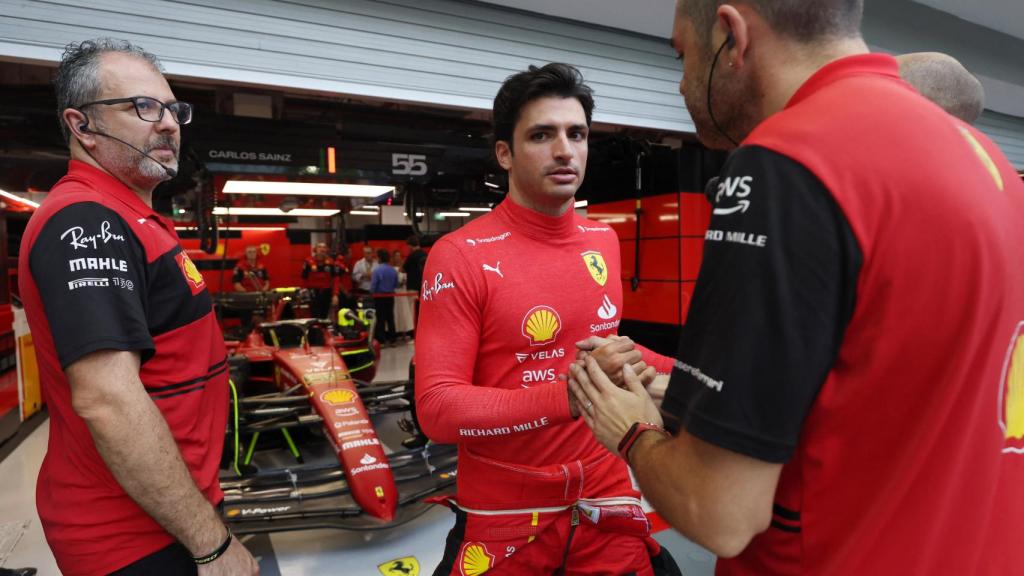 Carlos Sainz saliendo del box de Ferrari en el Gran Premio de Singapur