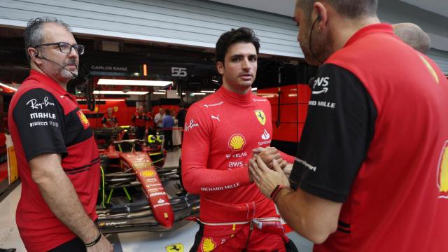 Carlos Sainz saliendo del box de Ferrari en el Gran Premio de Singapur