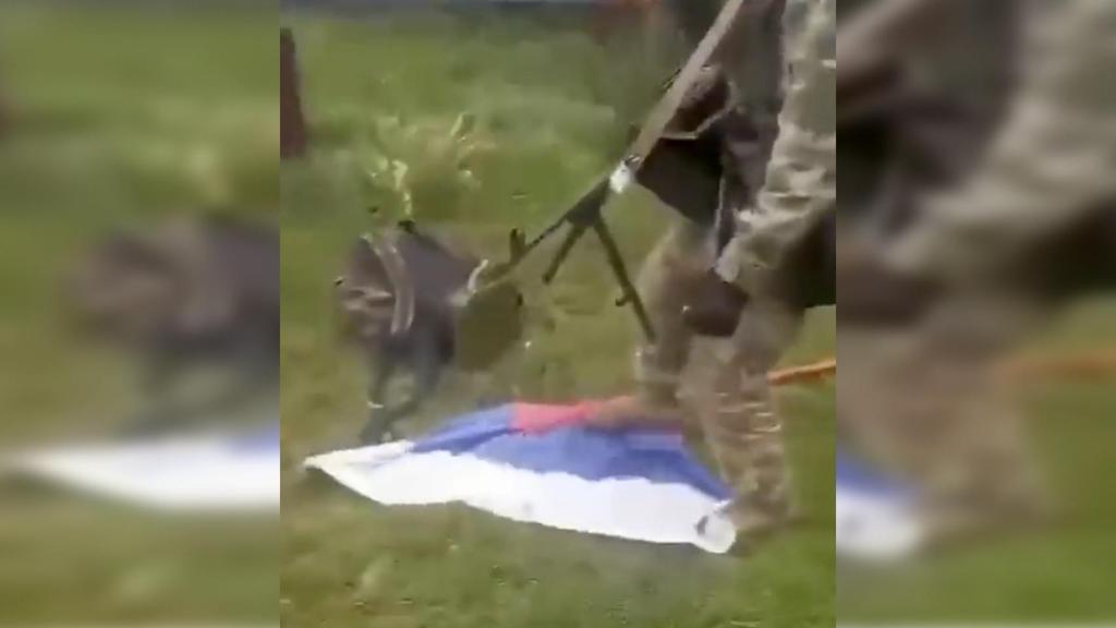 Un soldado ucraniano pisa la bandera de Rusia en la frontera de Limán.