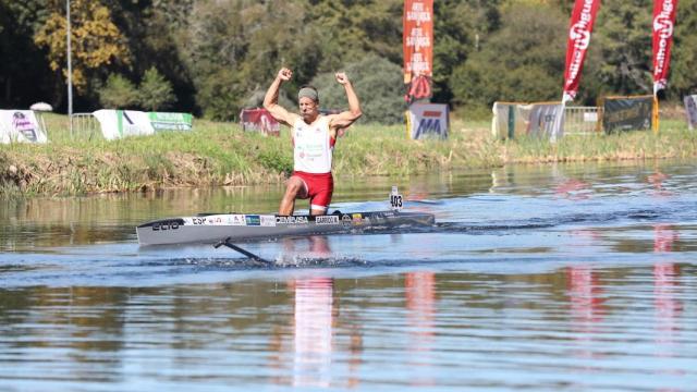 El gallego Manu Garrido se proclama campeón del mundo en el Maratón de Canoa en Portugal.