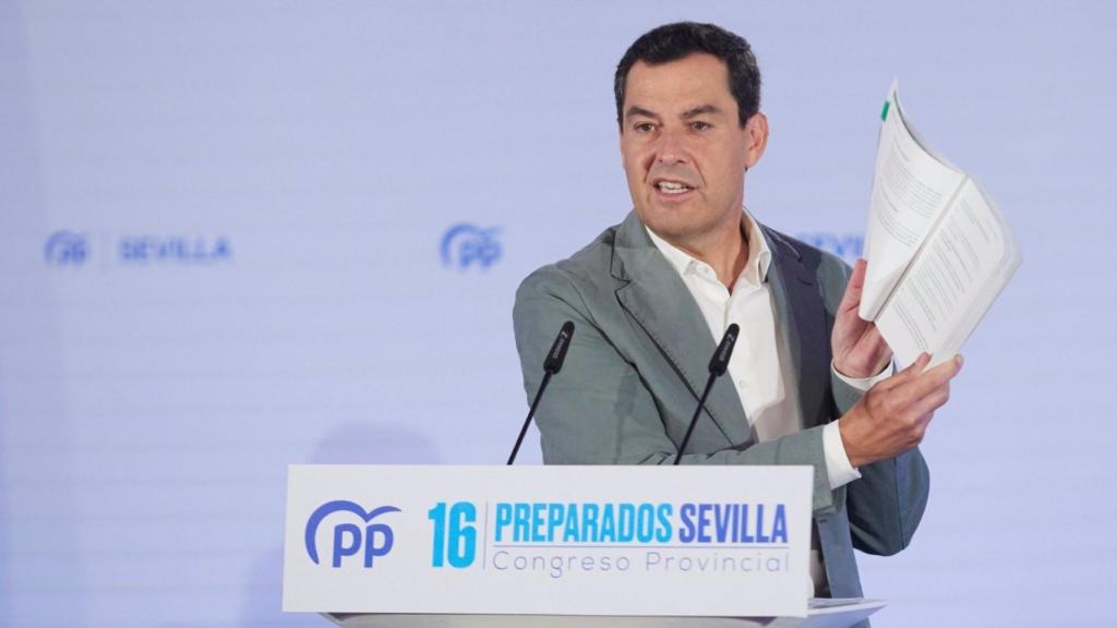 El presidente de la Junta, Juanma Moreno, durante el Congreso del PP de Sevilla.