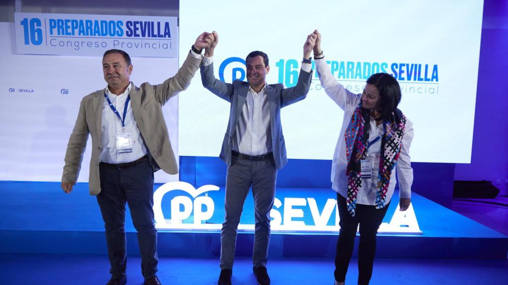 Juanma Moreno junto a Ricardo Sánchez y Virginia Pérez.