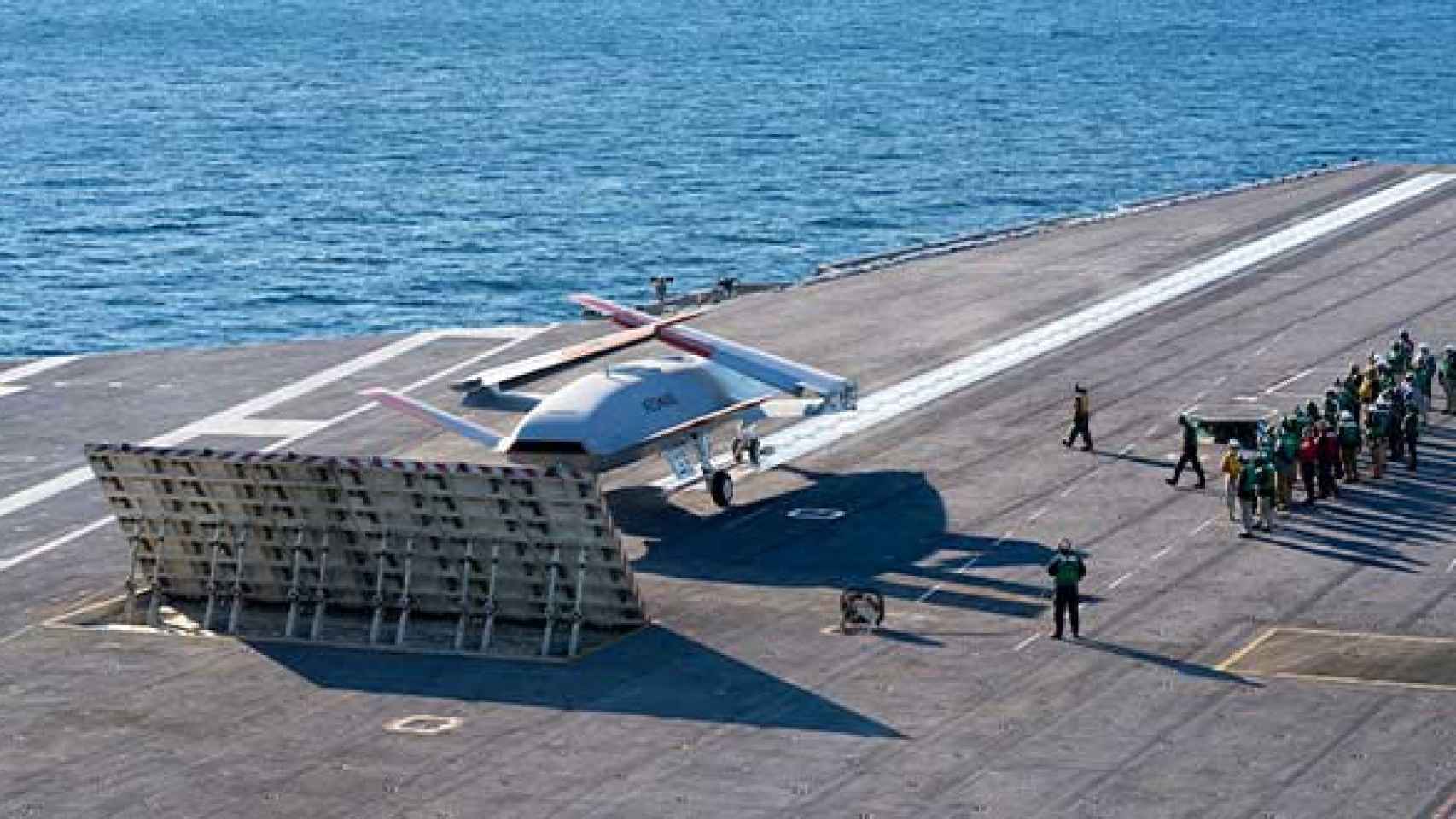 Dron gasolinera MQ-25 en la cubierta de un portaviones
