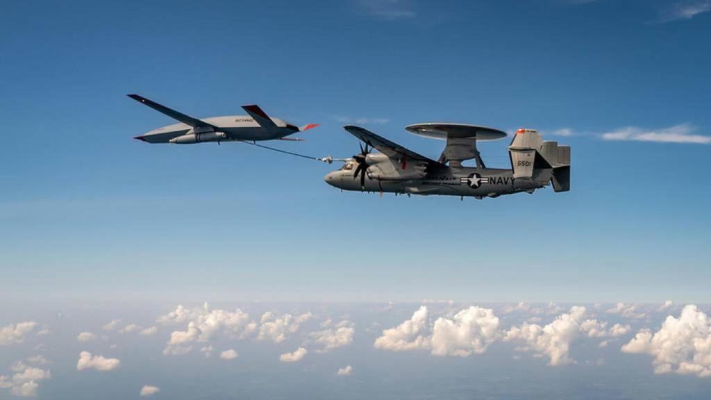 MQ-25 reabasteciendo a un E-2D