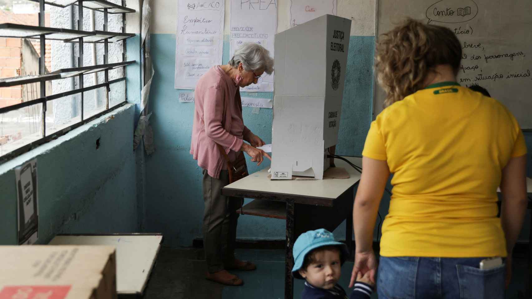 Brasileños votando en un colegio de Río de Janeiro.