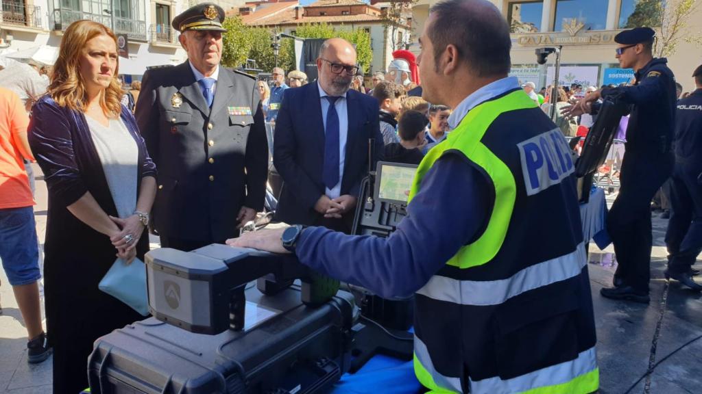 Visita de Virginia Barcones a la exposición de material y especialidades de la Policía Nacional en Soria