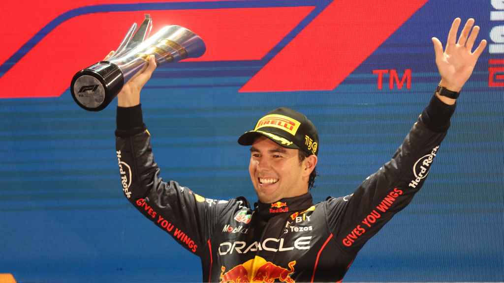 Checo Pérez  celebra su triunfo en el Gran Premio de Singapur.