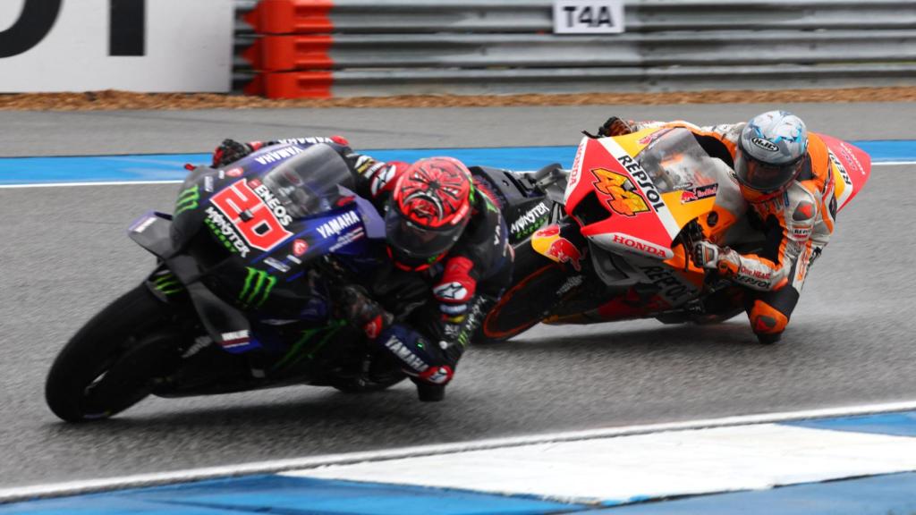 Fabio Quartararo pilota su Yamaha bajo la lluvia, seguido de Pol Espargaró, en el circuito de Buriram