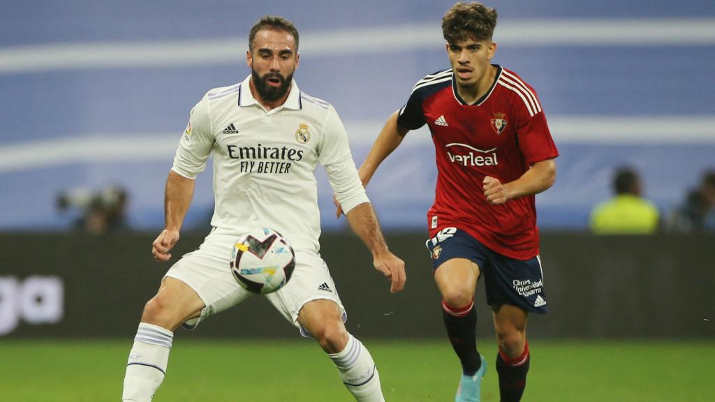 Carvajal protege un balón en el partido ante Osasuna