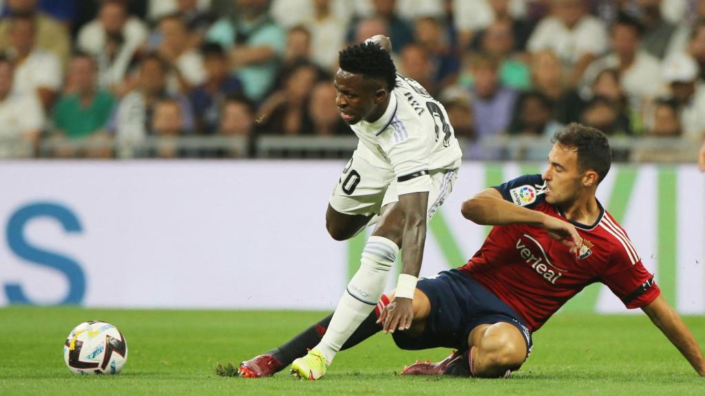 Vinicius se lleva el balón ante la entrada de Unai García