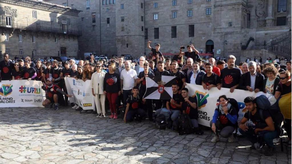 Jacobo Rey, ha recibido este domingo a los participantes del ‘Camiño dos Valores’ organizado por #UP2U Project en la Plaza del Obradoiro, en Santiago.