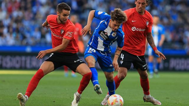 Mario Soriano en la lucha por un balón en el partido ante el San Fernando