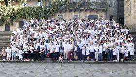 Medio millar de profesionales de Abanca recorren el último tramo del Camino de Santiago en apoyo al Año Santo.