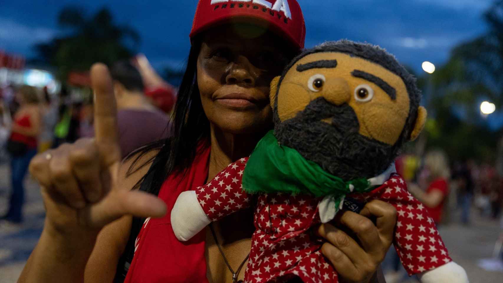 Una seguidora de Lula, celebra los resultados.