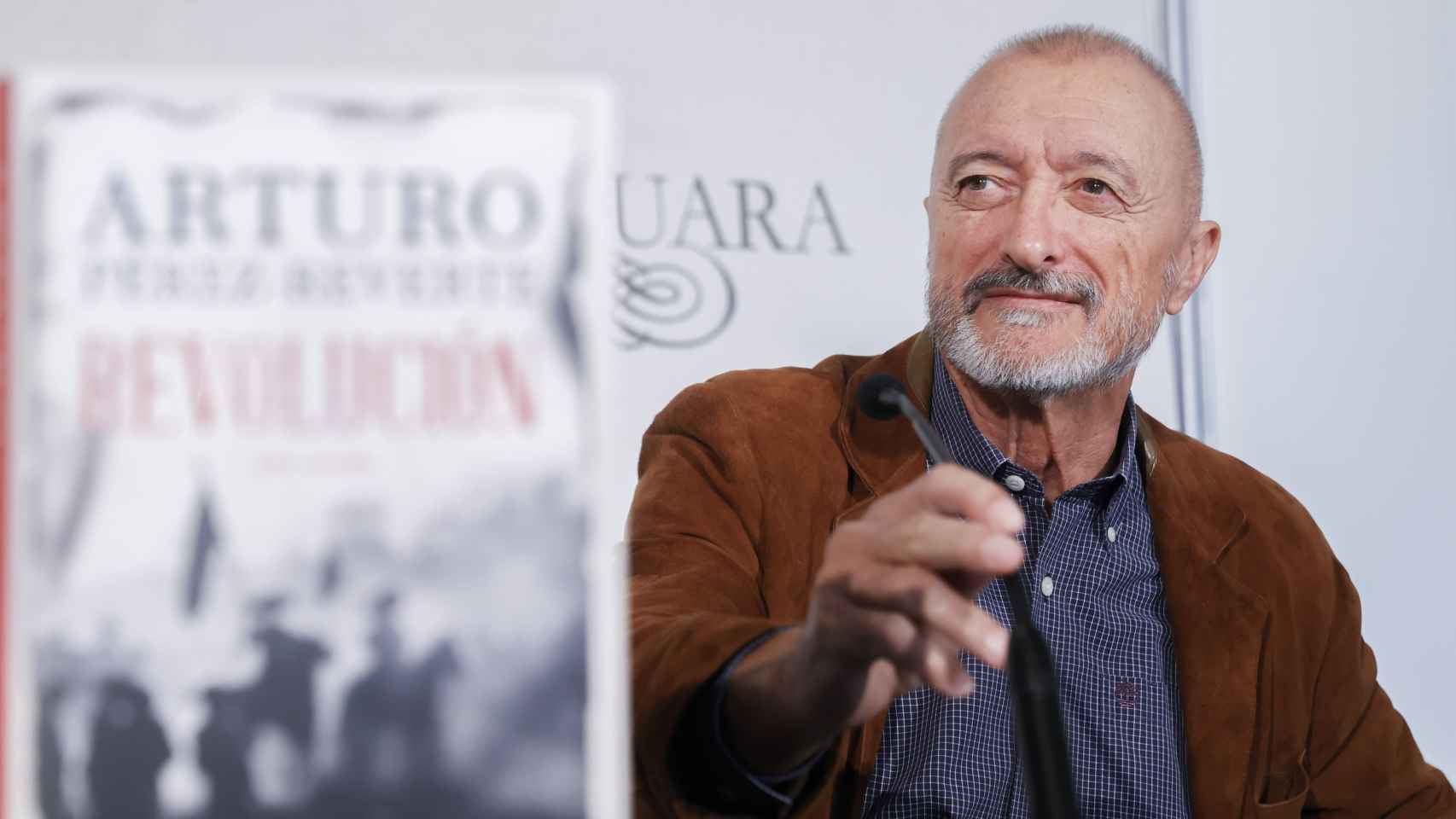 Otra imagen de Pérez-Reverte durante la rueda de prensa.