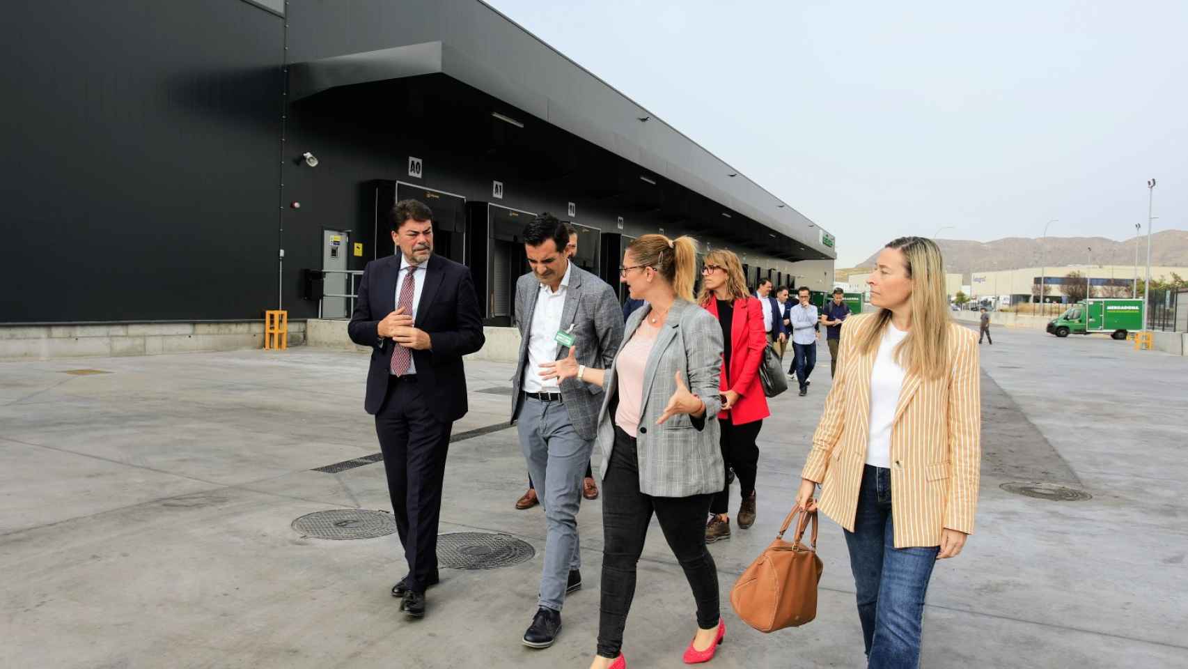 El alcalde Barcala junto con responsables políticos y de Mercadona en su estación logística de Alicante.