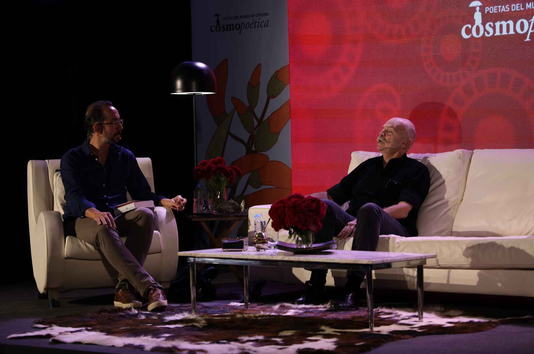 Caparrós, en su intervención, junto al periodista José María Martín
